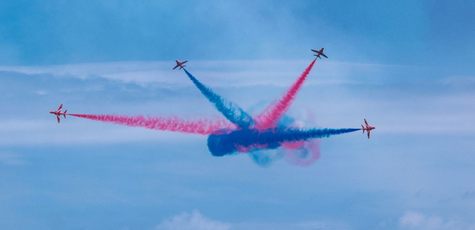 Μάχη της Κρήτης: Έκλεψαν τις εντυπώσεις οι "Red Arrows" με τους ελιγμούς τους - Δείτε εικόνες από τις εκδηλώσεις μνήμης στα Χανιά