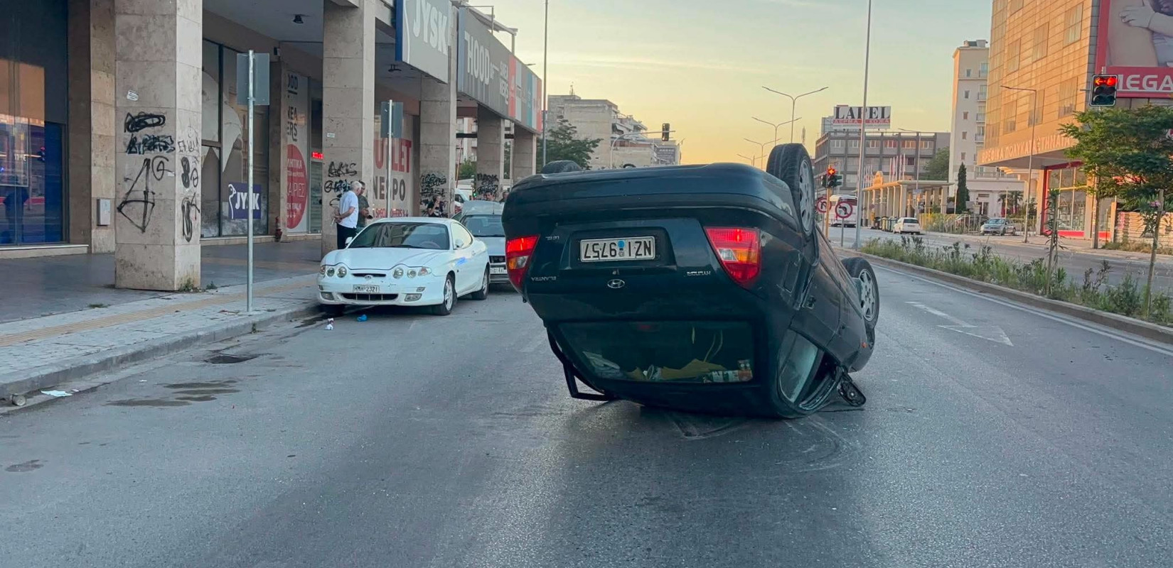 Θεσσαλονίκη: Αυτοκίνητο προσέκρουσε σε σταθμευμένα οχήματα και ανατράπηκε στη Μοναστηρίου