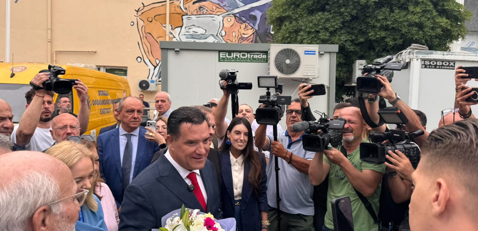 Θεσσαλονίκη: Με συνθήματα υποδέχθηκαν τον Άδωνι Γεωργιάδη στο Νοσοκομείο ΑΧΕΠΑ