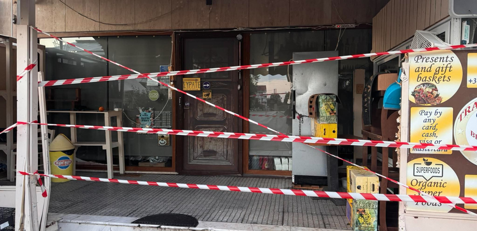Θεσσαλονίκη: Αυτοκίνητο «καρφώθηκε» σε παντοπωλείο στους Νέους Επιβάτες - Στο νοσοκομείο ο ιδιοκτήτης