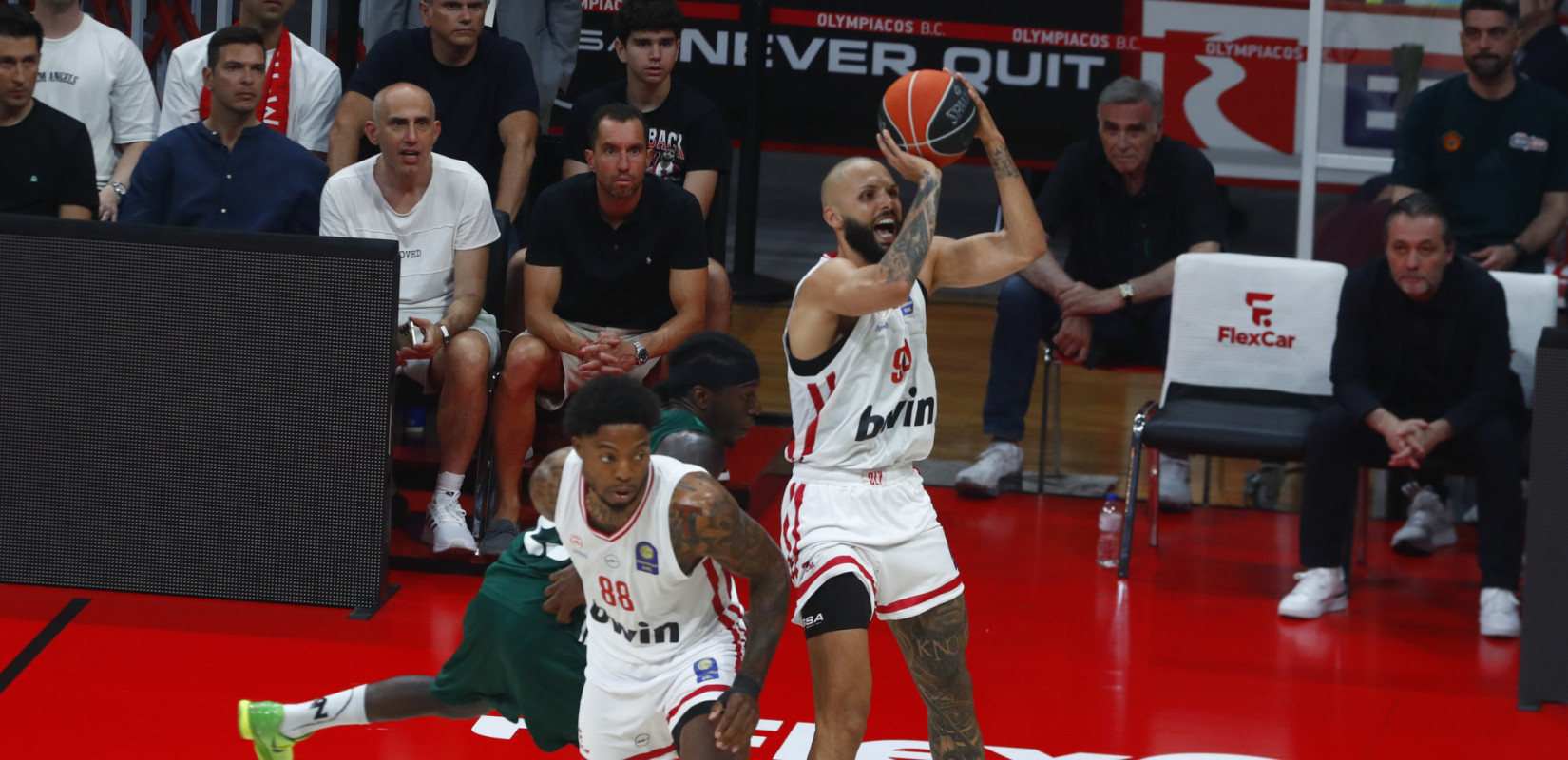 Μπάσκετ: Μετά κόπων και βασάνων ο Ολυμπιακός άνοιξε το σκορ στους τελικούς με τον Παναθηναϊκό (βίντεο)