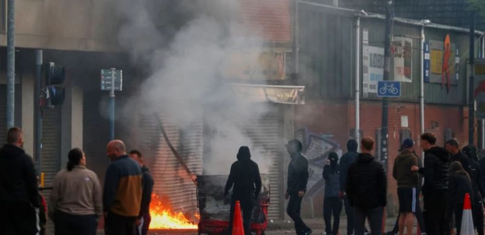 Νύχτα τρόμου στο Μπέλφαστ: Χάος και ταραχές στους δρόμους (βίντεο)