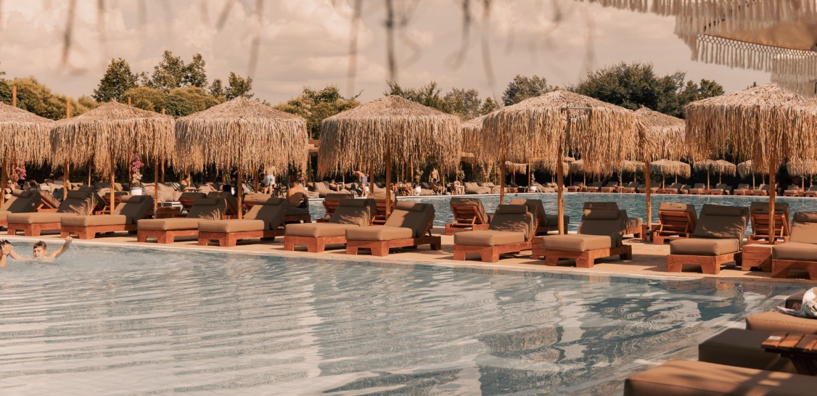 Calma: Η απόλυτη premium καλοκαιρινή εμπειρία pool bar στα Λουτρά Λαγκαδά
