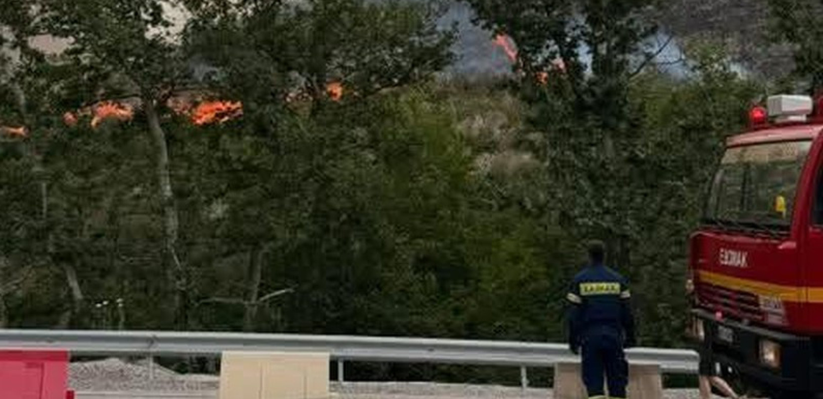 Θεσσαλονίκη: Σπινθήρες από τροχό προκάλεσαν τη φωτιά στα σύνορα Φιλύρου και Πεύκων