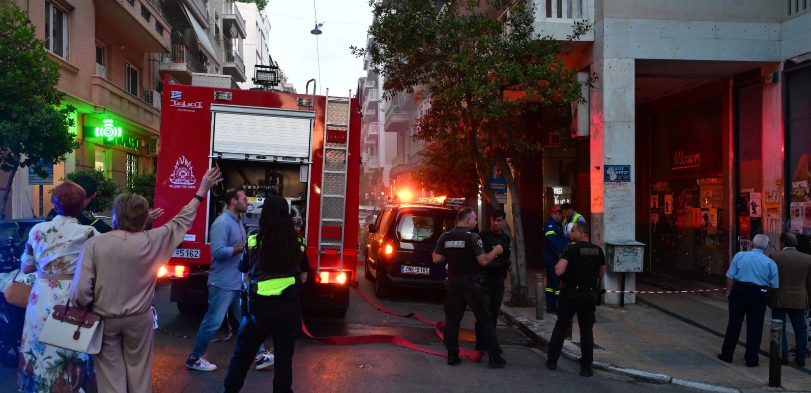 Συναγερμός στο Κολωνάκι: Φωτιά σε υπόγειο αποθήκης καταστήματος