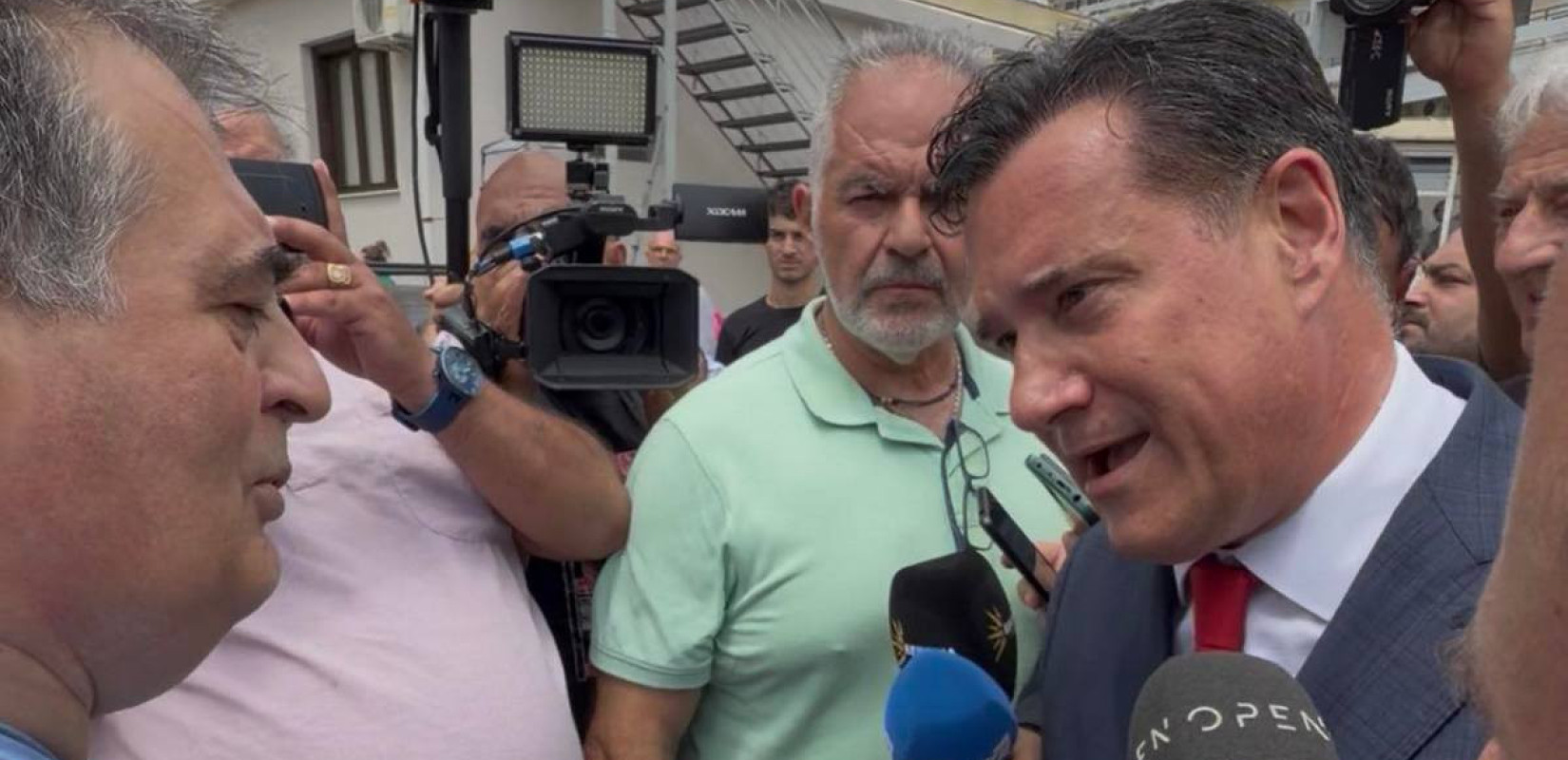 Θεσσαλονίκη: Επικοί διάλογοι στο Ιπποκράτειο με Άδωνι Γεωργιάδη και υγειονομικούς - «Τι σου φταίει το μαλλί; -Εγώ πήρα 68.000 σταυρούς»