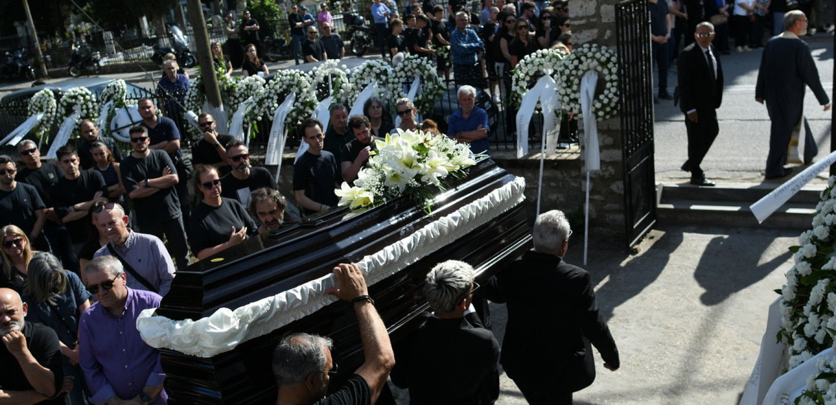 Φίλοι και συγγενείς είπαν το τελευταίο «αντίο» στον Μάριο Οικονόμου