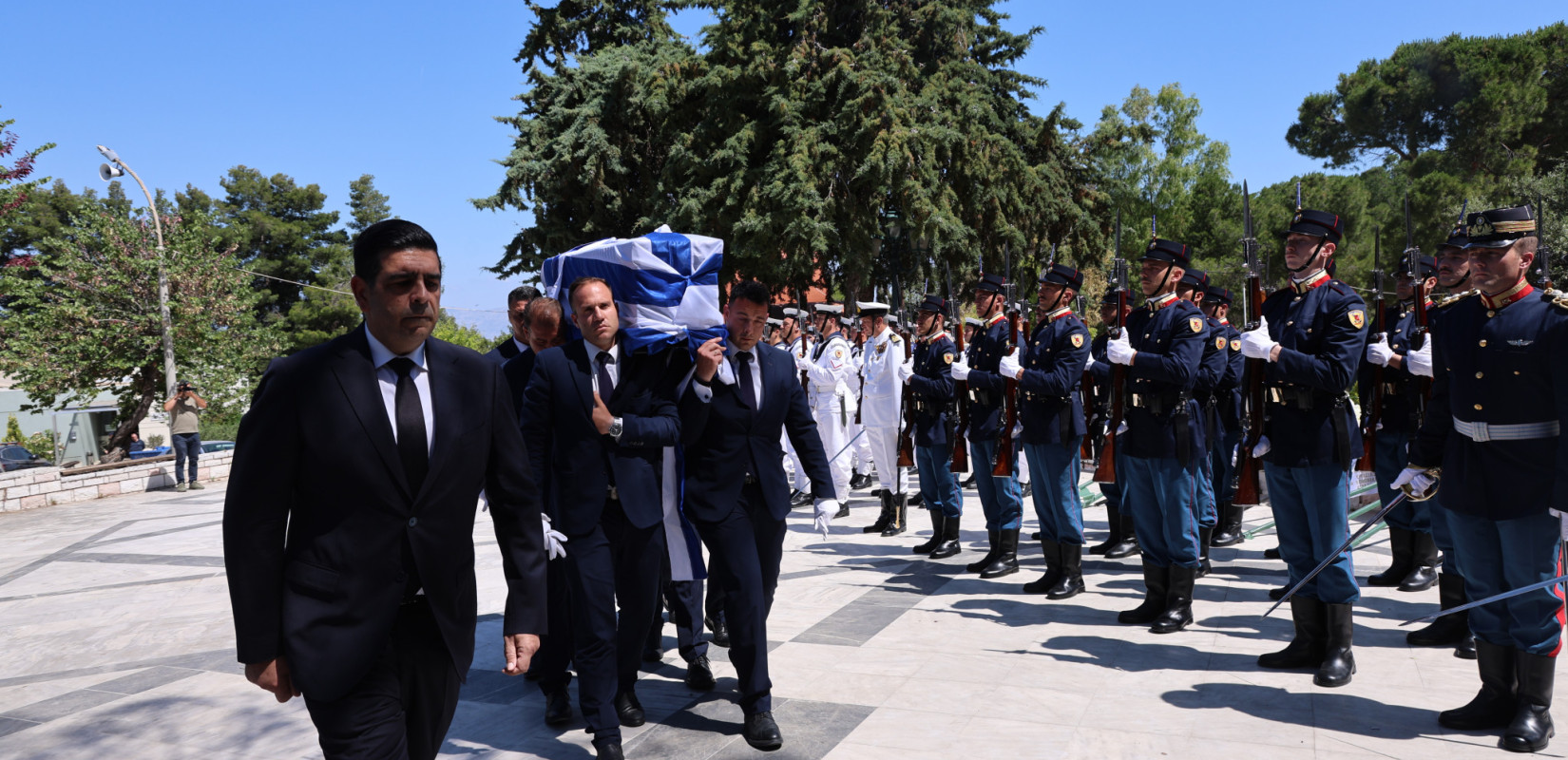 To «τελευταίο αντίο» στον πρώην υπουργό Γιώργο Σουφλιά: Πλήθος κόσμου και πολιτικών στην εξόδιο ακολουθία