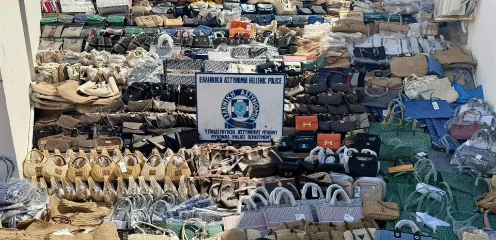 «Μαϊμού» πολυτέλεια στη Μύκονο: Εξαρθρώθηκε κύκλωμα Σενεγαλέζων που πουλούσε είδη σε κοσμικές παραλίες