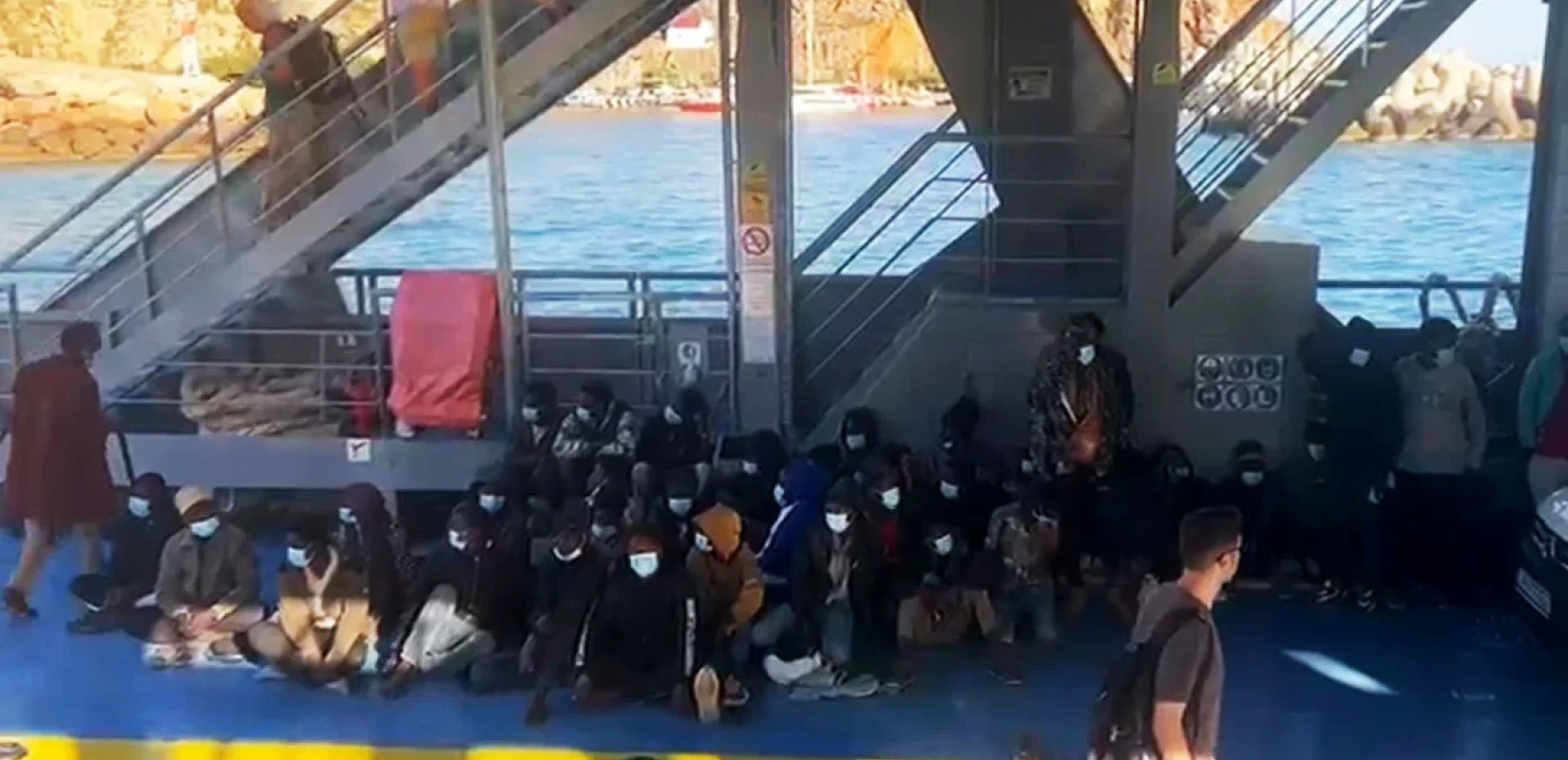 Παράνομοι μετανάστες μεταφέρονται με το πλοίο της γραμμής από τη Γαύδο προς τα Σφακιά (βίντεο)