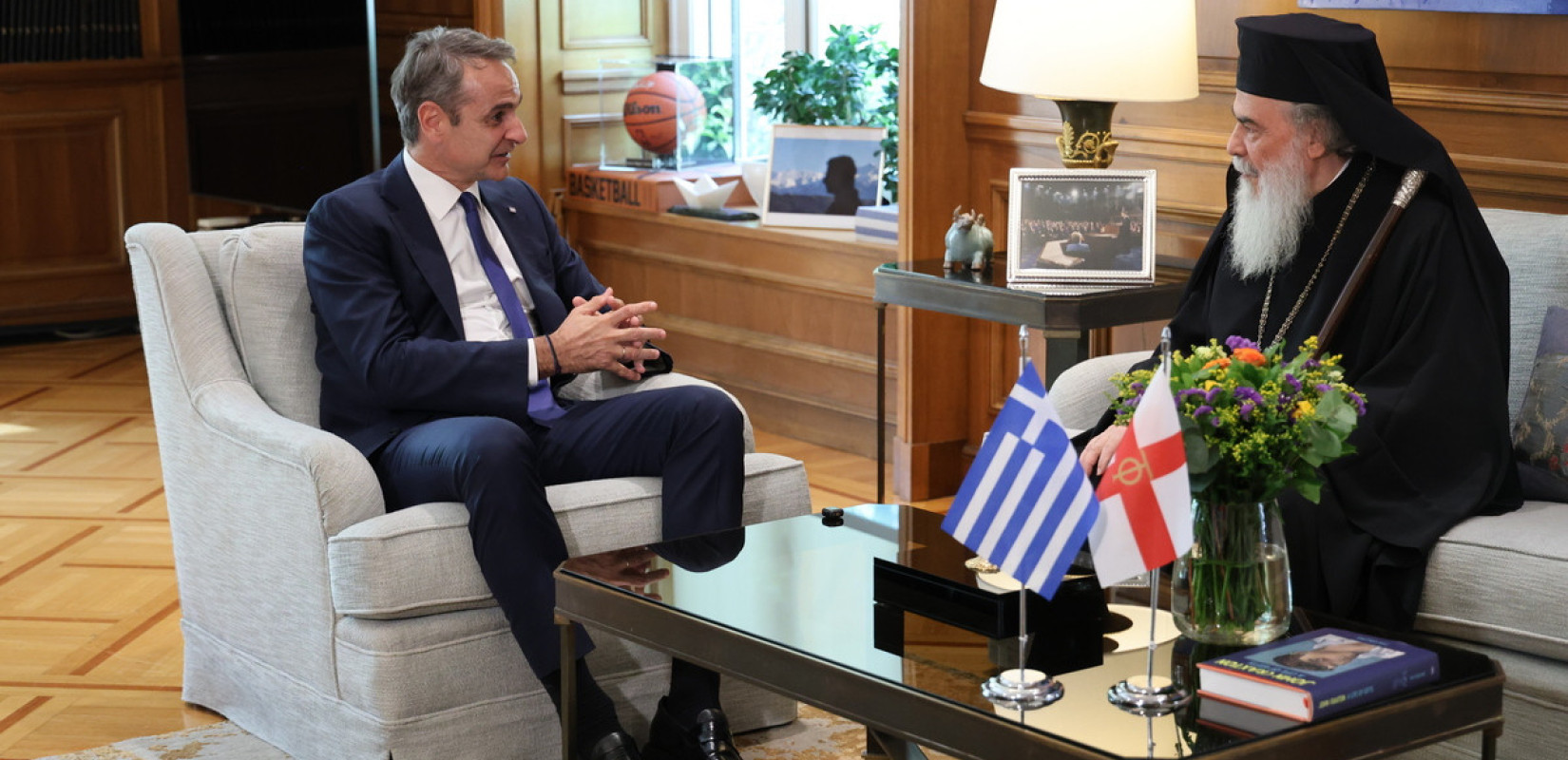 «Επιθυμία Τραμπ να επισκεφτεί την Ελλάδα», μετέφερε ο Πατριάρχης Ιεροσολύμων στον Κυρ. Μητσοτάκη