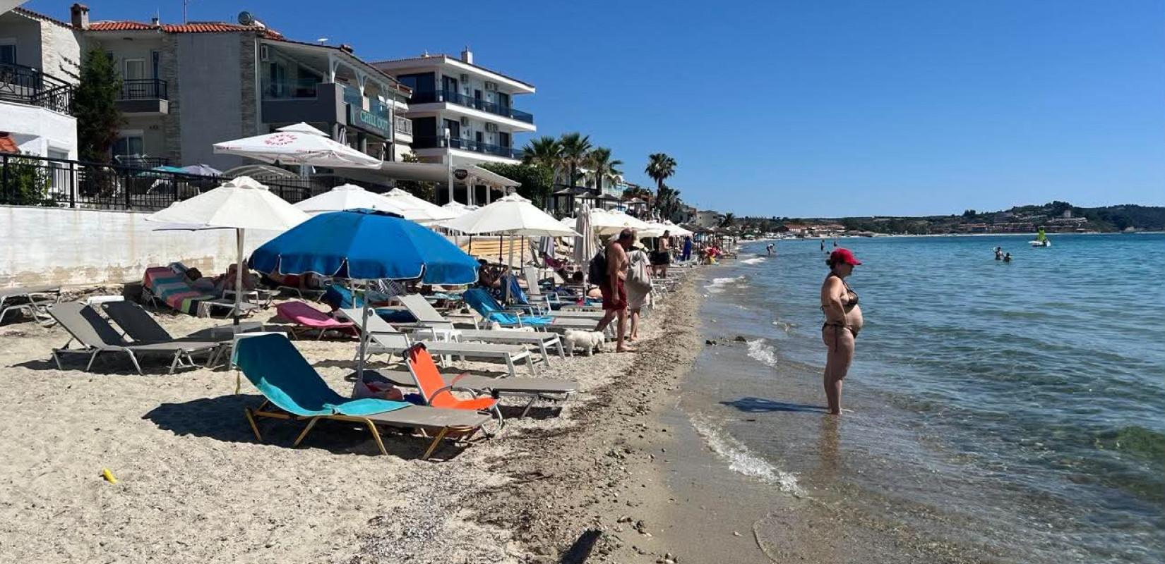 Χαλκιδική: «Πλημμύρισαν» από επισκέπτες οι παραλίες της Κασσάνδρας- Βουτιές, ήλιος και καλοκαιρινή διάθεση