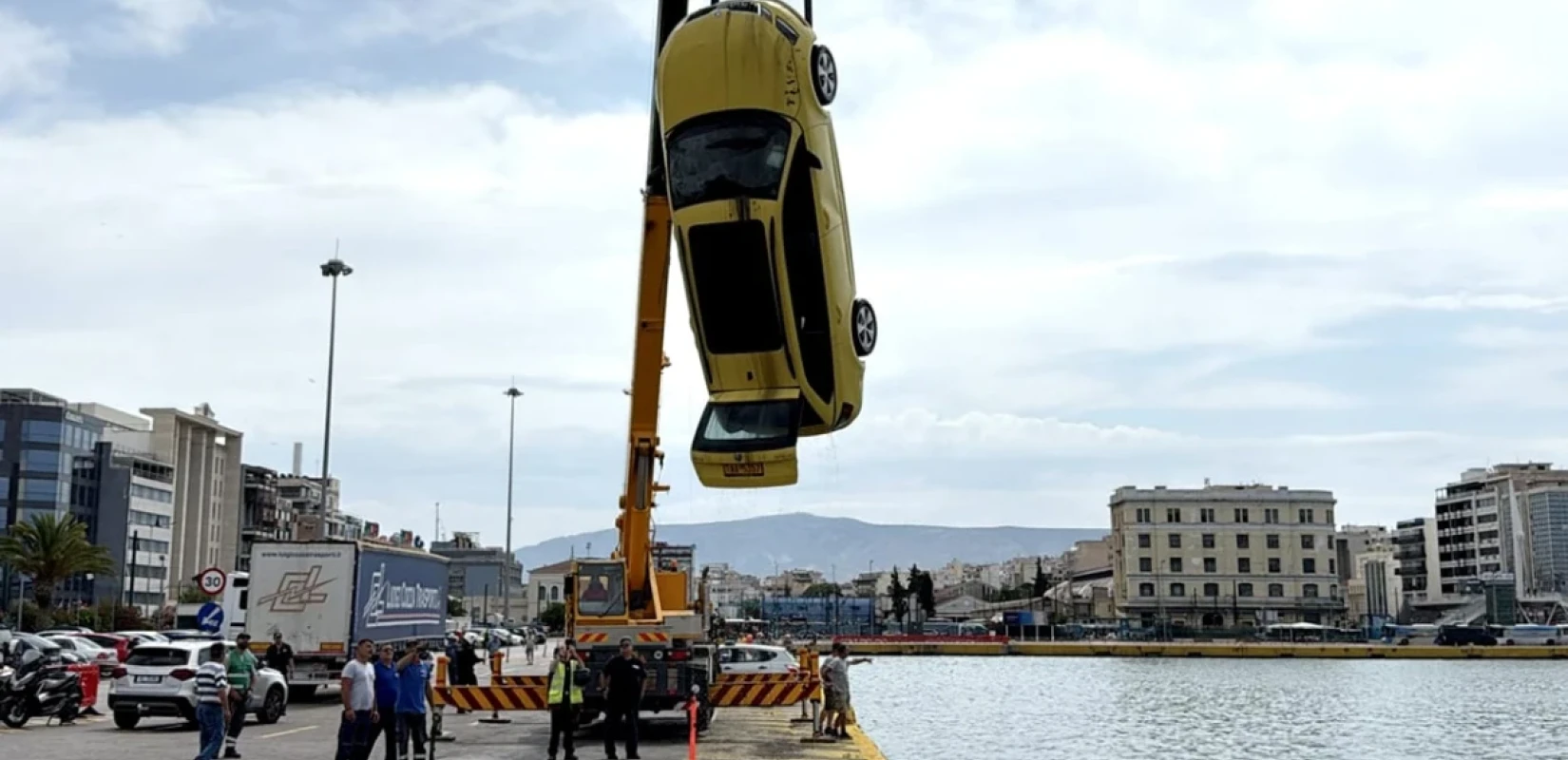 Πειραιάς: Ταξί ήταν το όχημα που έπεσε στη θάλασσα - Νεκρός ο οδηγός