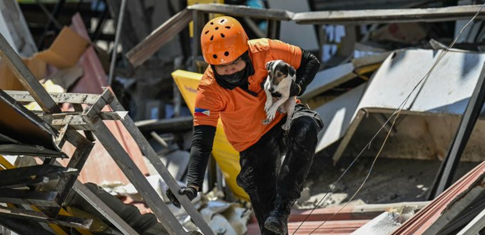 Σοκάρουν μαρτυρίες από τον φονικό σεισμό στις Φιλιππίνες - Γονείς ψάχνουν στα συντρίμμια τα παιδιά τους (βίντεο)