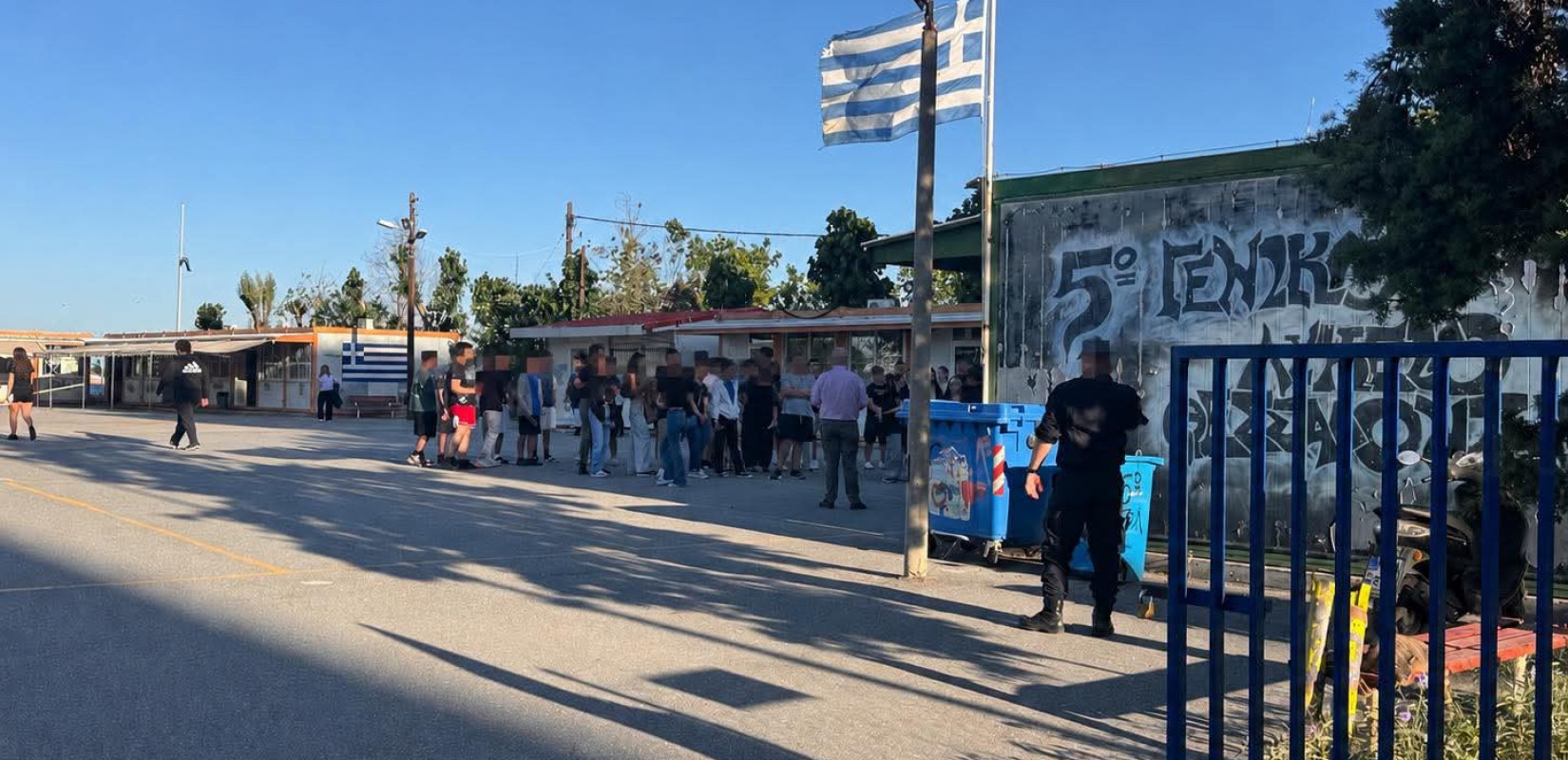 Θεσσαλονίκη: Οι αφανείς ήρωες που περιμένουν σιωπηλά έξω από τα εξεταστικά κέντρα των Πανελλαδικών