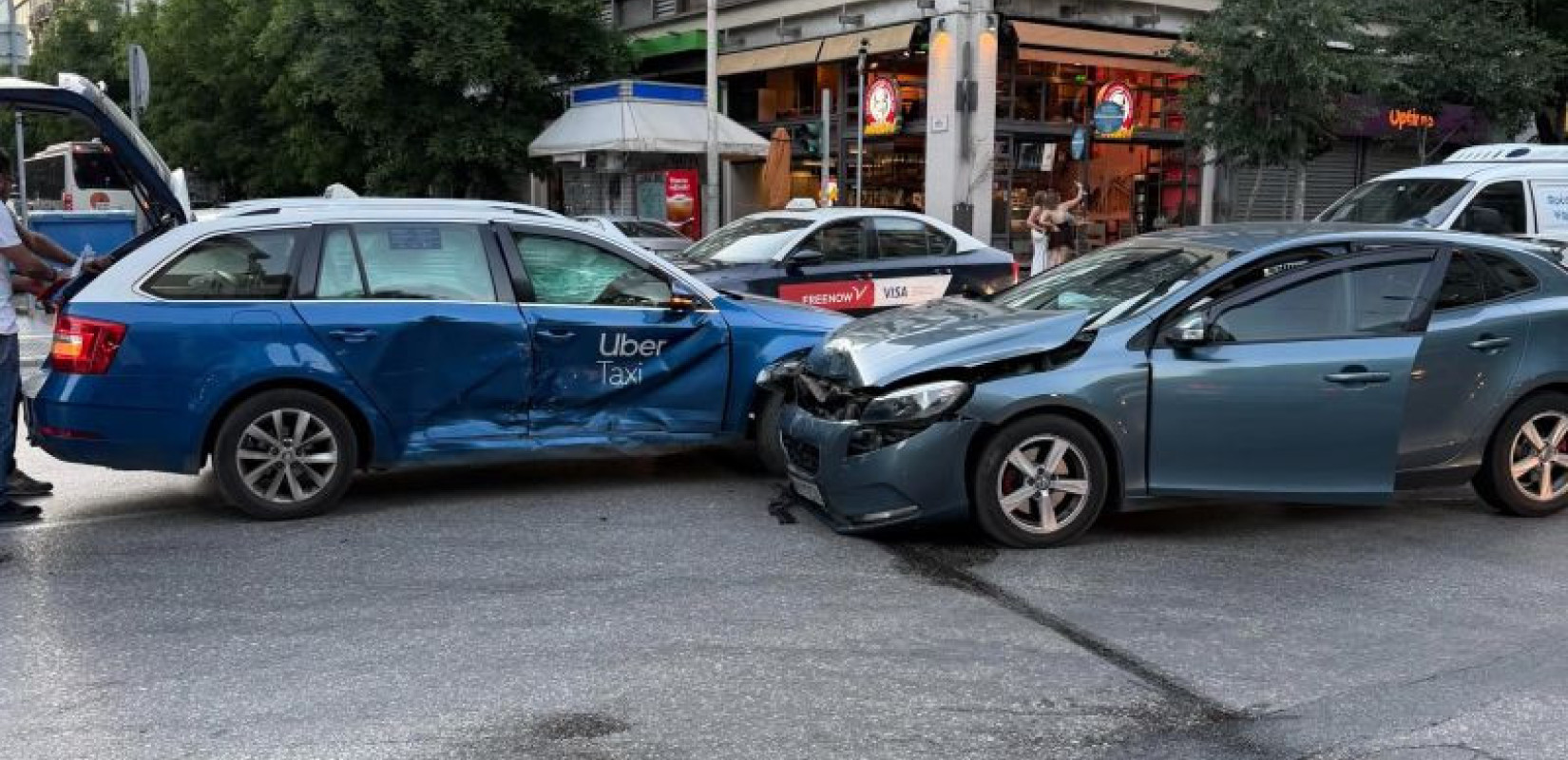 Θεσσαλονίκη: Σφοδρή σύγκρουση ταξί με αυτοκίνητο στη Τσιμισκή (βίντεο)