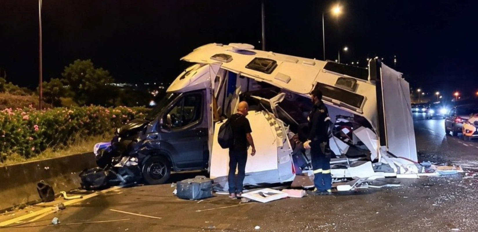Θεσσαλονίκη: Διαλύθηκε τροχόσπιτο που συγκρούστηκε με ΙΧ στο Κάτω Σχολάρι - Στο νοσοκομείο δύο άτομα (βίντεο)