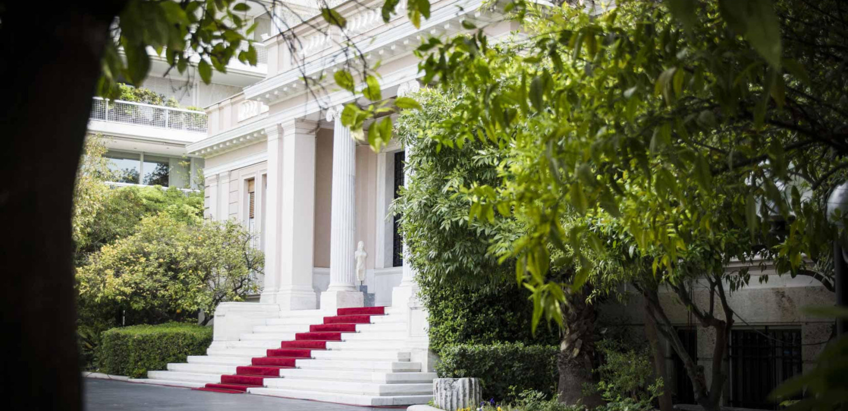 Πώς φτάσαμε στον… πολύ μίνι ανασχηματισμό
