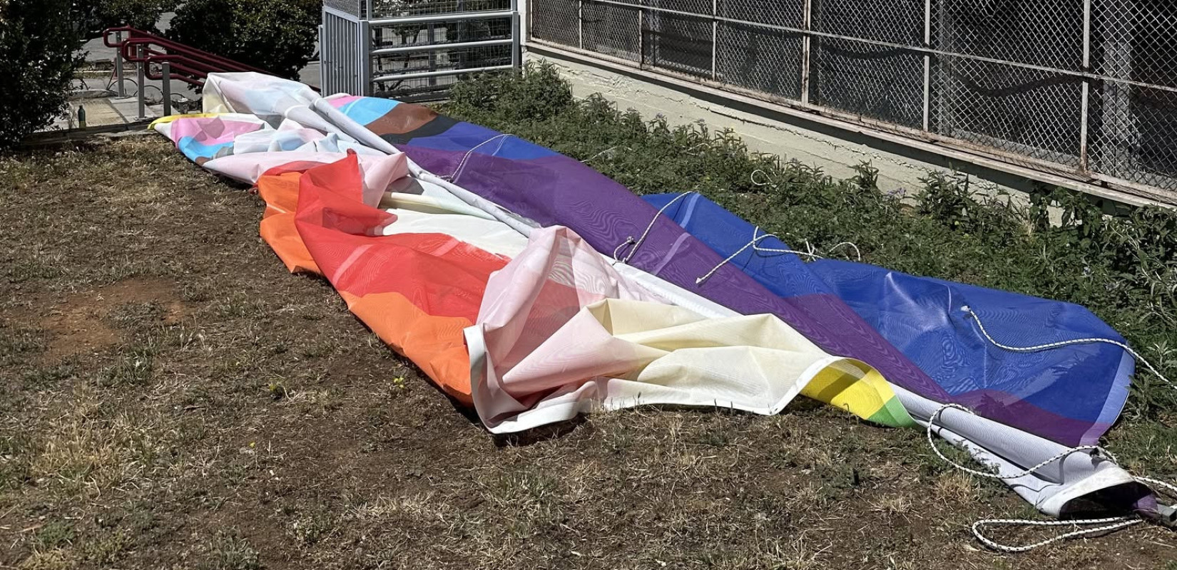 Θεσσαλονίκη: Κατέβασαν τη σημαία του Pride από το ΑΠΘ