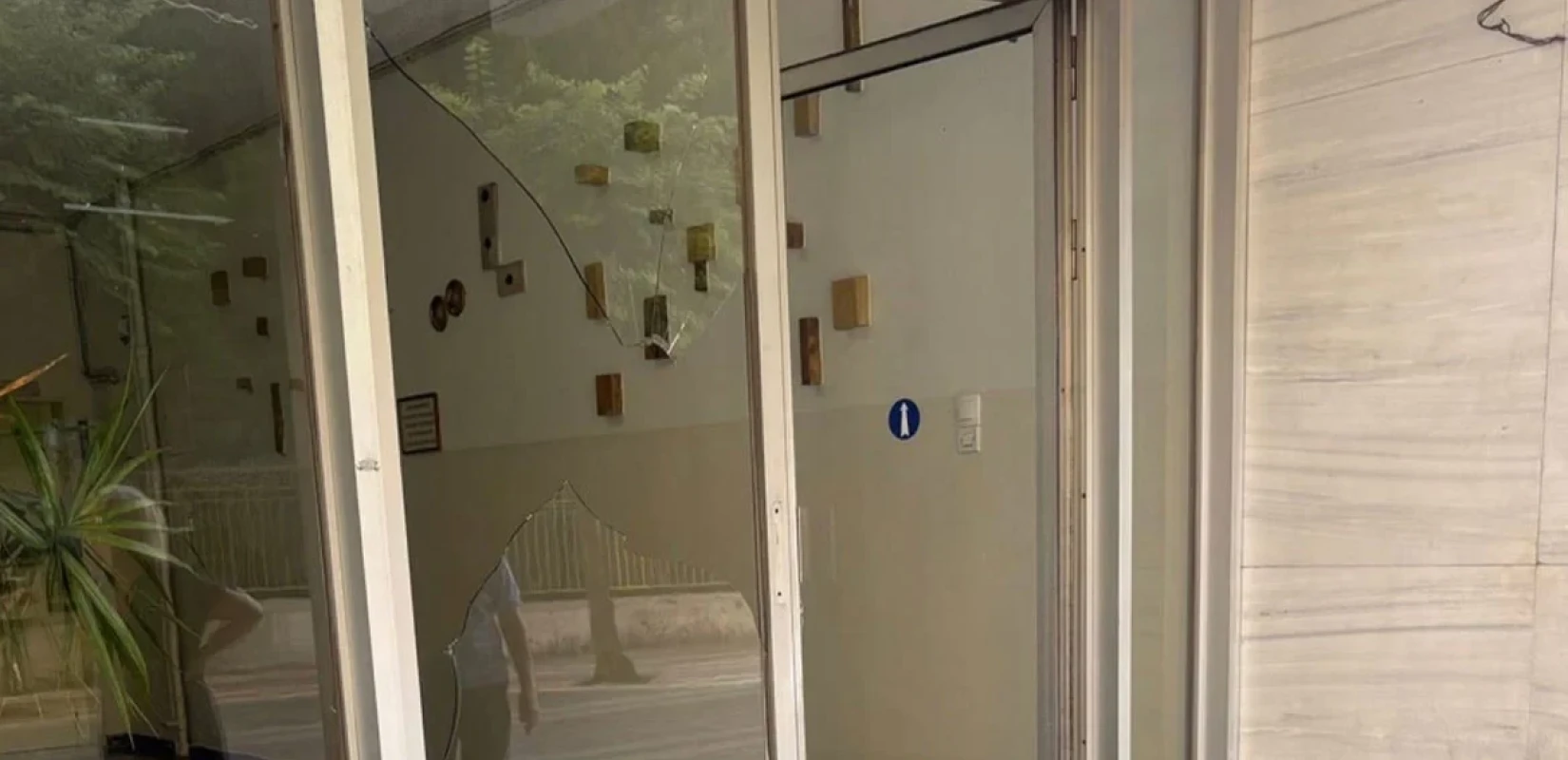 Σοβαρό περιστατικό βίας στο Αγρίνιο: Άγρια επίθεση σε γυναίκα από τον σύντροφό της, χτύπησε το κεφάλι της σε τζάμι