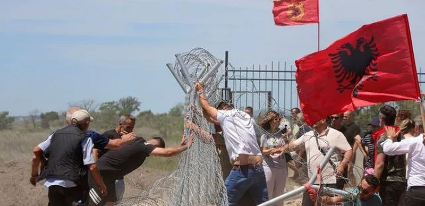 Διαδηλωτές προσπαθούν να κατεδαφίσουν έναν φράχτη εργοταξίου κατά τη διάρκεια διαδήλωσης κατά των σχεδίων για την κατασκευή τουριστικού θέρετρου, στην περιοχή Rrjoll της Σκόδρας, στη βόρεια Αλβανία AP Photo/Hameraldi Agolli