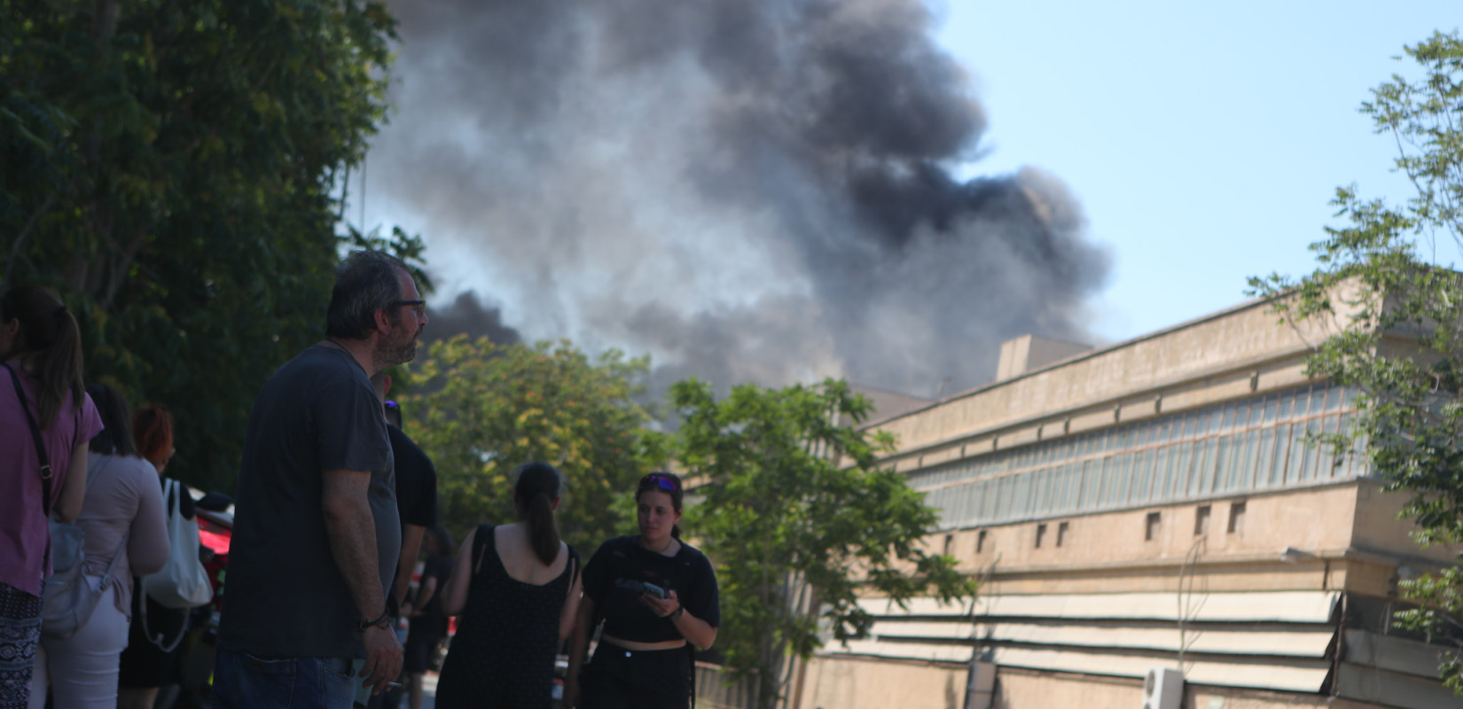 Μεγάλη φωτιά σε εργοστάσιο στο Αιγάλεω: Κατέρρευσε τμήμα της οροφής