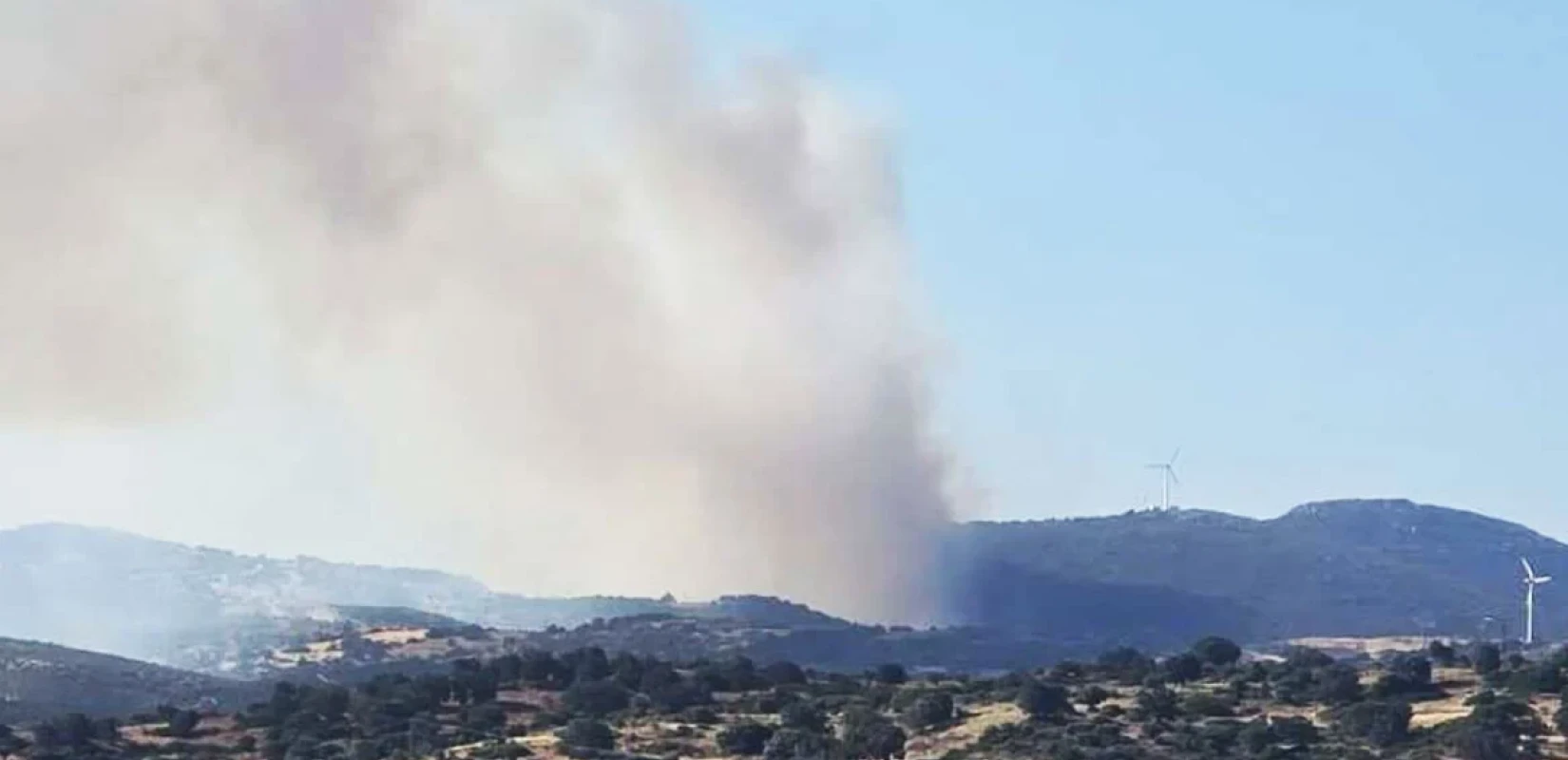 Μάχη με τις αναζωπυρώσεις στην φωτιά στην Εύβοια: Επιχειρούν 120 πυροσβέστες, δόθηκε εντολή εκκένωσης σε Μεσοχώρια και Ραπταίοιαι  (φωτό + βίντεο)
