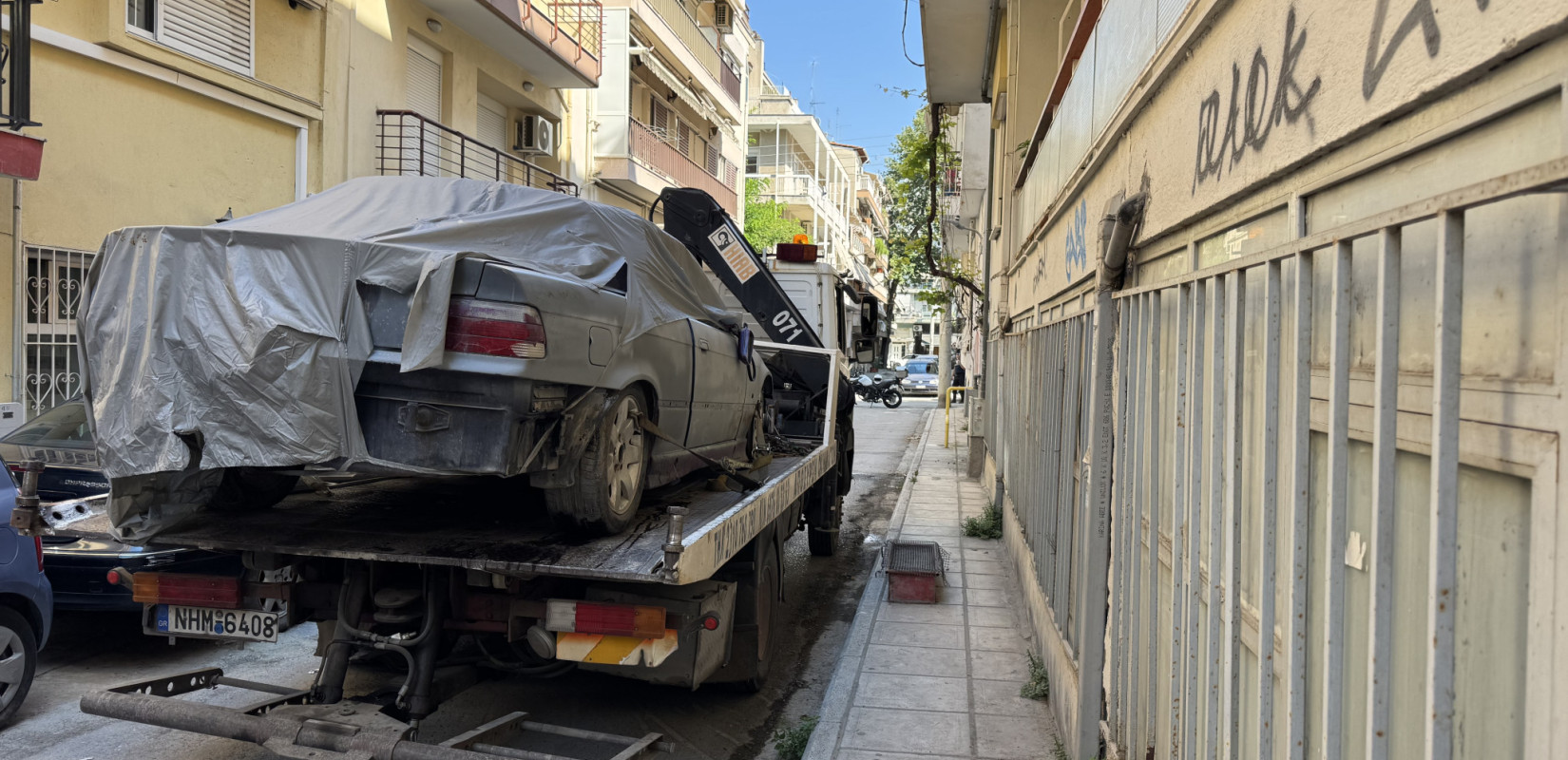 Θεσσαλονίκη: Επιστρατεύτηκαν ΟΠΚΕ και ΔΙΑΣ για να «σηκώσουν» ένα παρατημένο ΙΧ