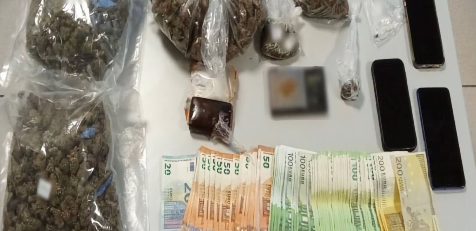Παρέλαβαν δέμα με ναρκωτικά από τη Θεσσαλονίκη και συνελήφθησαν στη Λάρισα