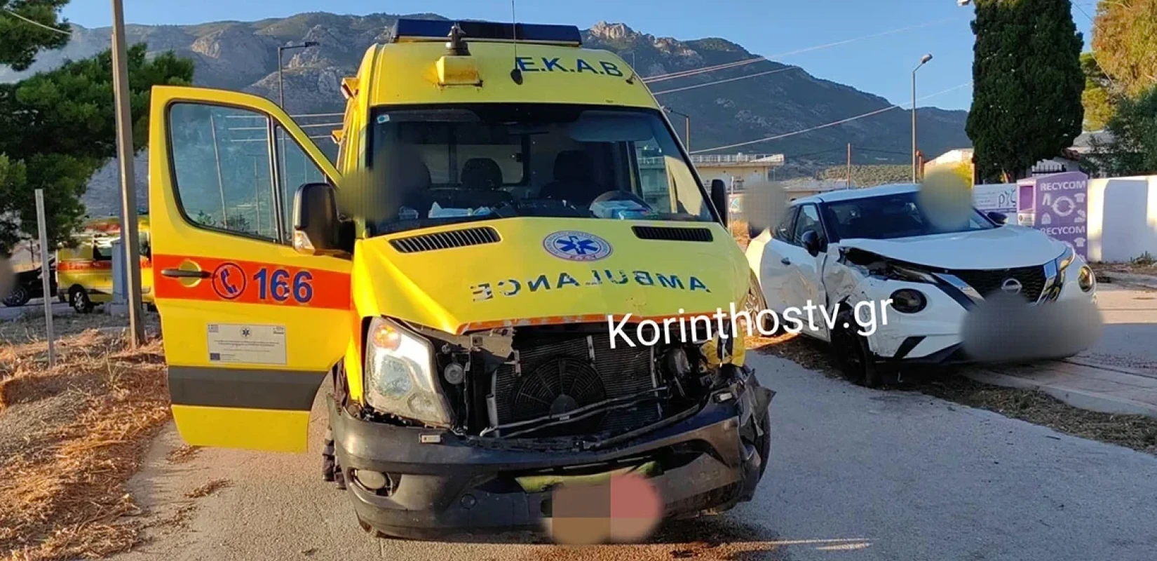 Σοβαρό τροχαίο στο Λουτράκι: Συγκρούστηκε Ι.Χ. αυτοκίνητο με ασθενοφόρο, δύο τραυματίες