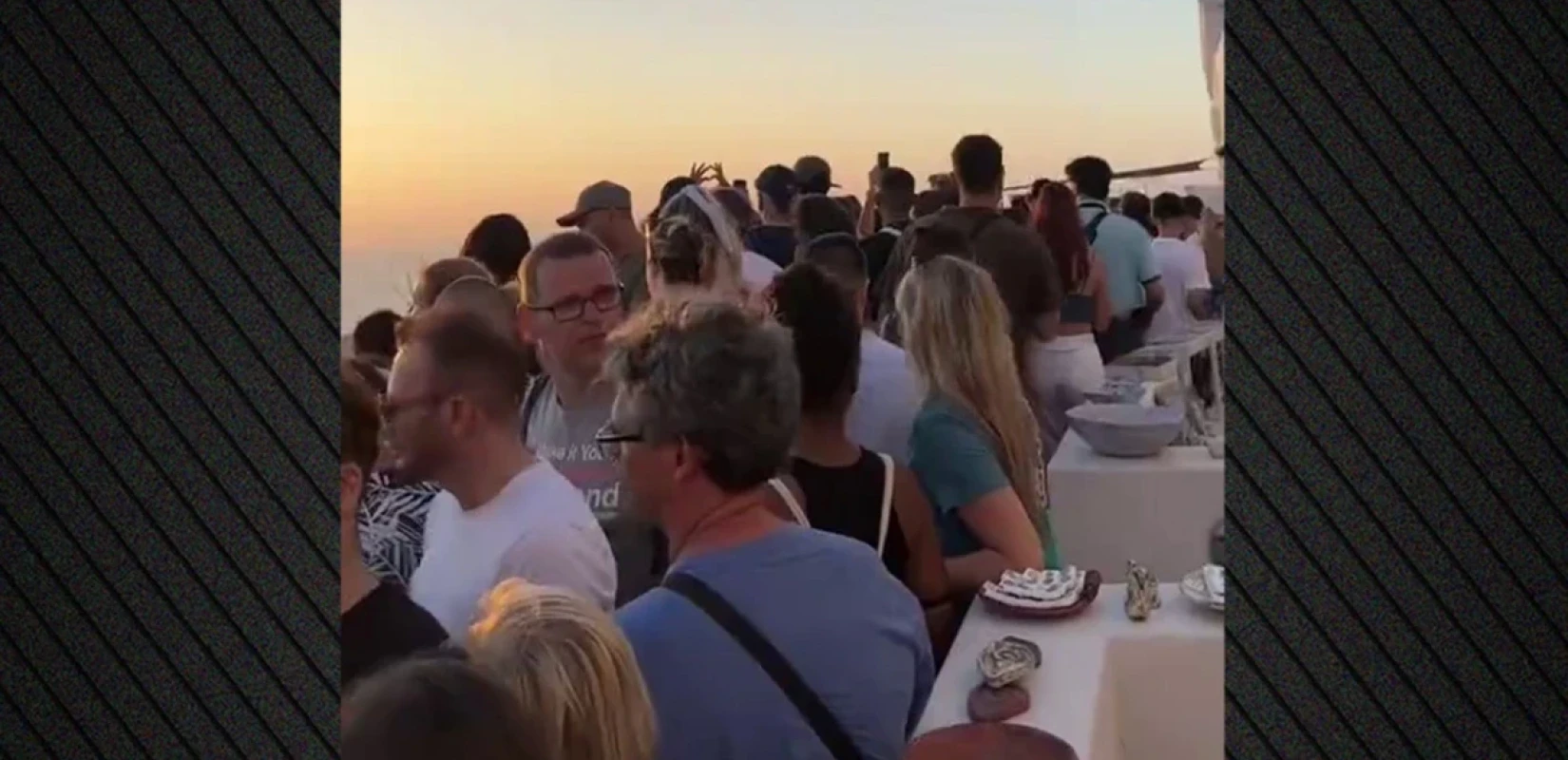 «Sold out» η Σαντορίνη: Ουρές για μια φωτογραφία στο ηλιοβασίλεμα - Δείτε βίντεο