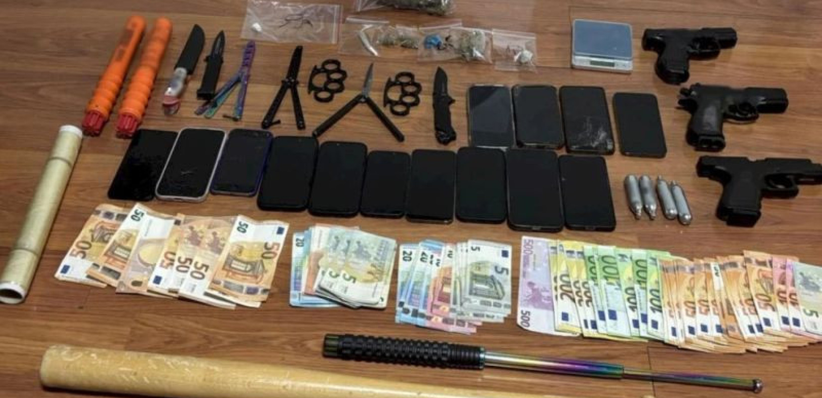 Αττική - Κύκλωμα ναρκωτικών στα Βόρεια Προάστια: Προφυλακίστηκαν επτά κατηγορούμενοι - Διαφεύγει ο 21χρονος φερόμενος αρχηγός