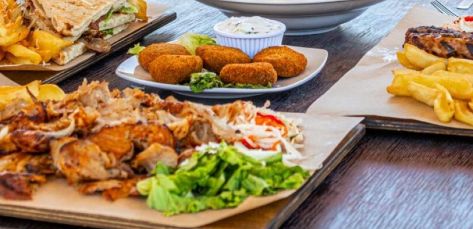 Olympus Grill στη Νικήτη: Ο δρόμος για εκλεκτές σούβλες, περνά από την παραλία!