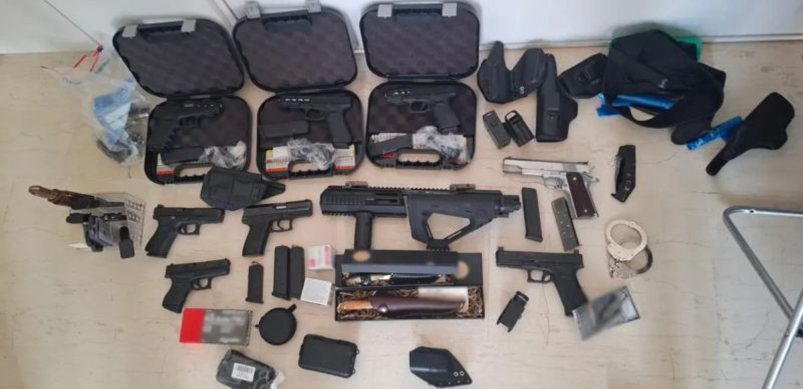 Ζάκυνθος: Στο στόχαστρο του ελληνικού FBI εγκληματική οργάνωση - Οπλοστάσιο σε κρύπτες ενοικιαζόμενων δωματίων (βίντεο)