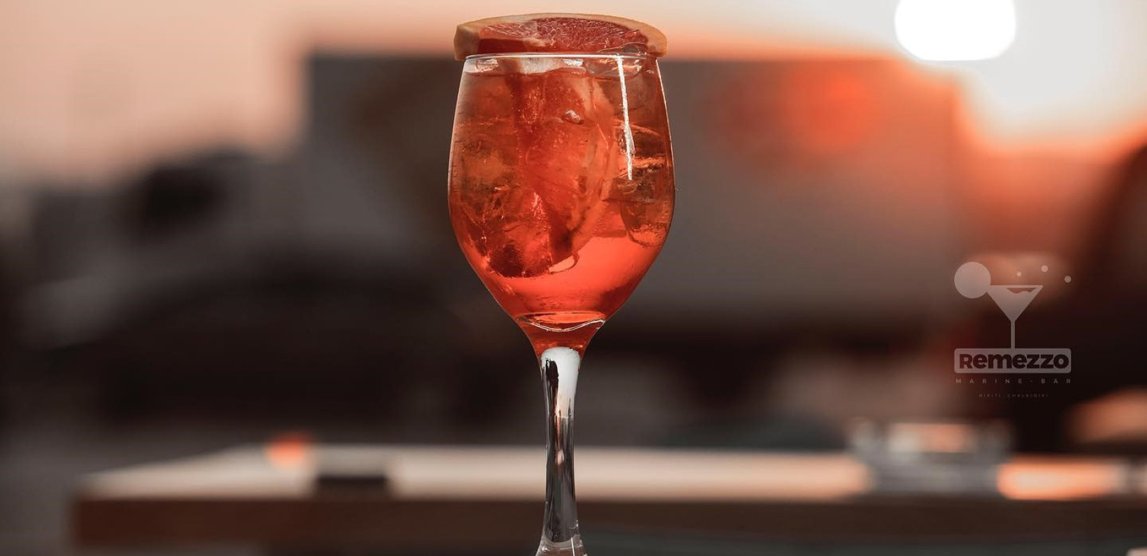 Remezzo Marine Gastro Bar: Εκεί που το ηλιοβασίλεμα συναντά κλασικά και signature cocktails