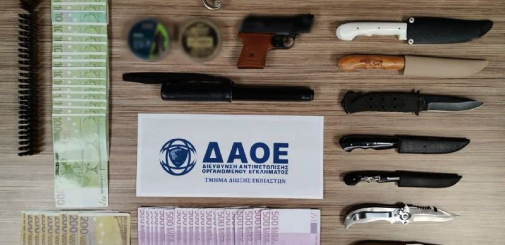 Πειραιάς: Είχε στο σπίτι του από πλαστά χαρτονομίσματα μέχρι... στυλό-όπλο - Χειροπέδες σε 53χρονο