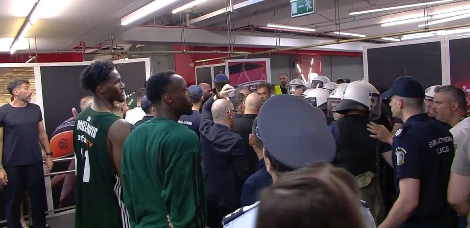 Μπάσκετ: O Παναθηναϊκός κατήγγειλε γροθιά του Τζόουνς στον Ναν και ξύλο αστυνομικών με παίκτες - Έξαλλος σε live μετάδοση ο Αταμάν (βίντεο)