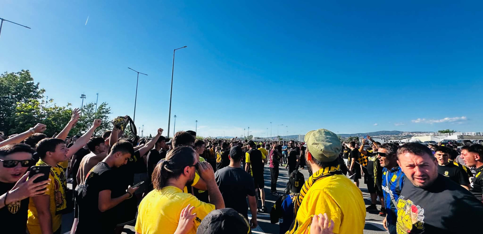 Μπάσκετ: Χιλιάδες οπαδοί του Άρη περιμένουν τον Βασίλη Σπανούλη στο αεροδρόμιο (βίντεο)