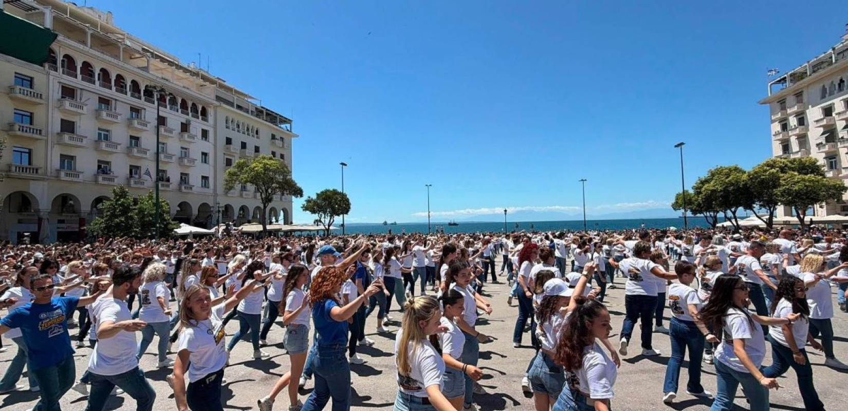 Η Θεσσαλονίκη μπήκε στο βιβλίο με τα ρεκόρ Γκίνες, χορεύοντας ζεϊμπέκικο (βίντεο)