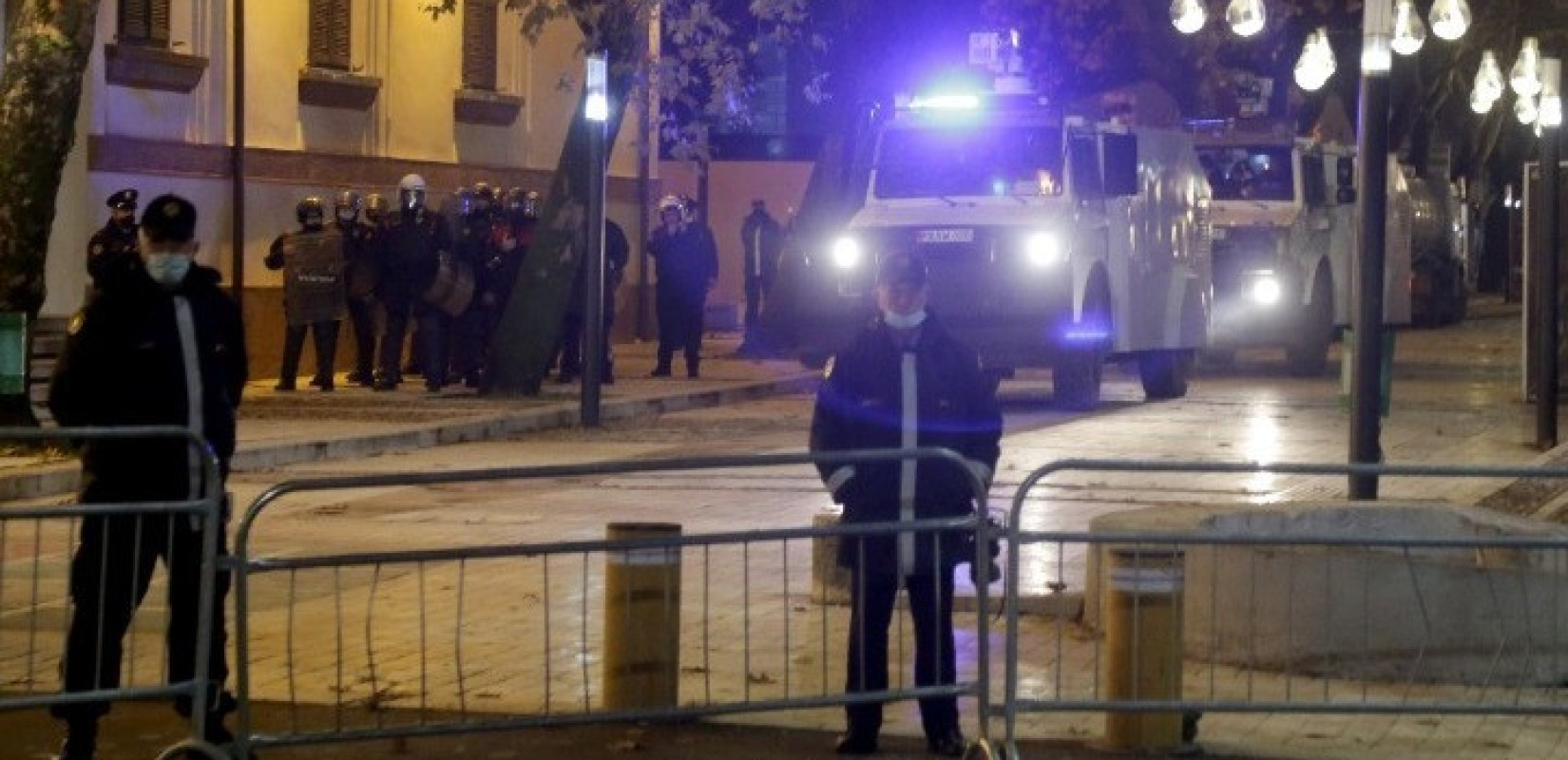 Αλβανία: Συγκρούσεις διαδηλωτών με την αστυνομία έξω από το κοινοβούλιο