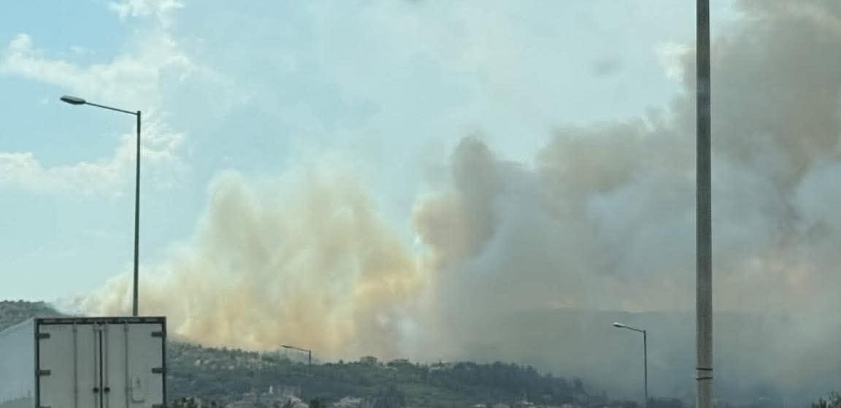 Θεσσαλονίκη: Πυρκαγιά σε χαμηλή βλάστηση στο Δερβένι - Στη μάχη 5 αεροσκάφη και 2 ελικόπτερα - Μηνύματα 112 και ενίσχυση δυνάμεων