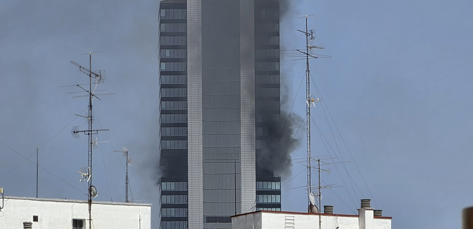 Συναγερμός στη Μαδρίτη: Έκρηξη και φωτιά σε ουρανοξύστη - Αναφορές για εγκλωβισμένους (βίντεο)