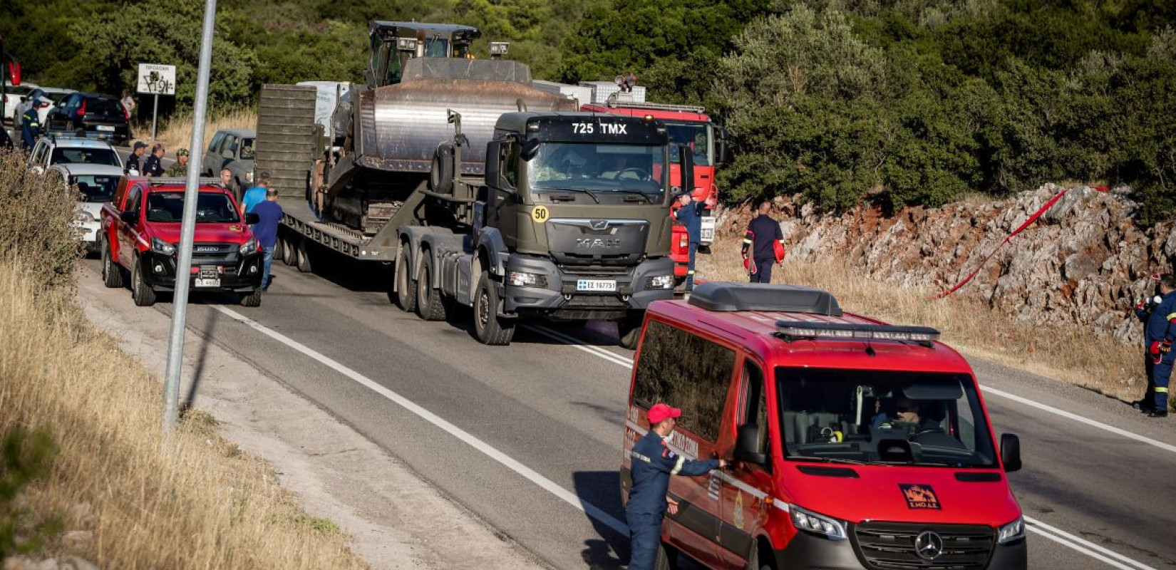 Βελτιωμένη η εικόνα της φωτιάς στην Οινόη: Αποσύρθηκαν τα εναέρια - Στην επιχείρηση και ο στρατός