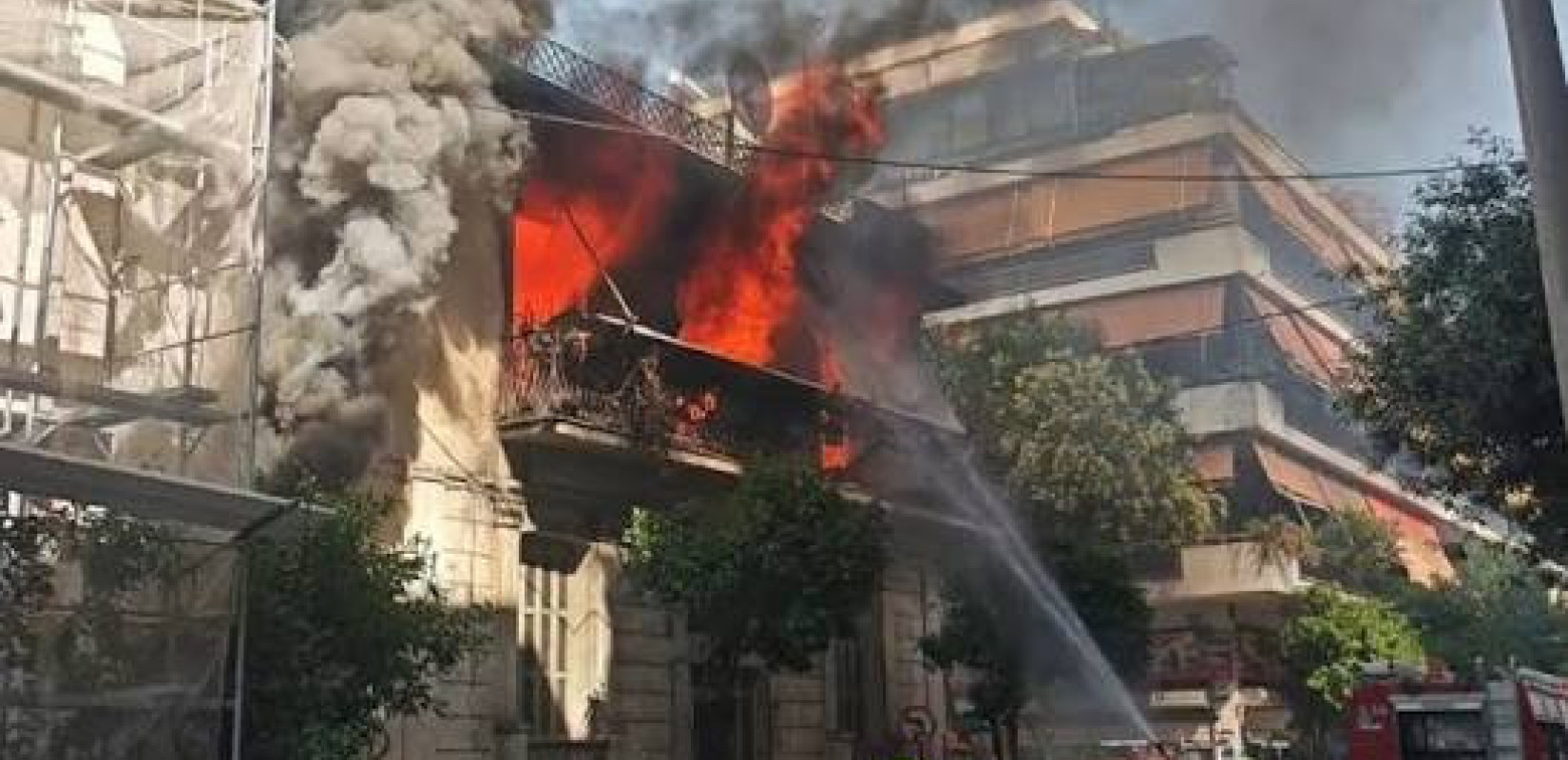 Φωτιά σε διώροφο κτίριο στην Καλλιθέα - Γυναίκα πήδηξε από το μπαλκόνι για να σωθεί, δείτε βίντεο και φωτογραφίες