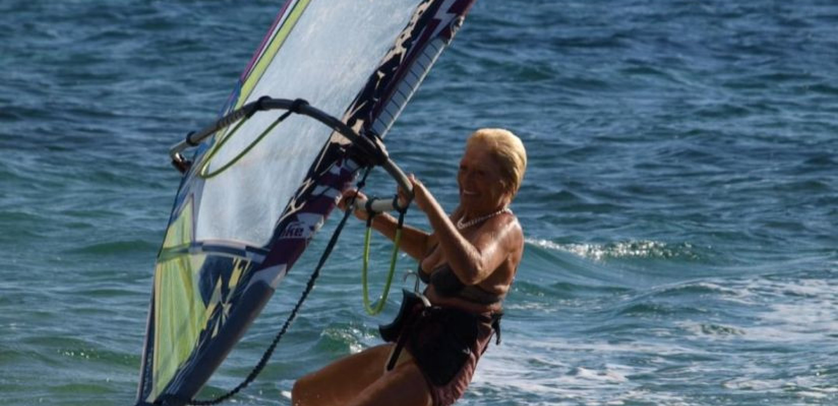 Η 88χρονη Αναστασία Γερολυμάτου συνεχίζει να κάνει σερφ - Έχει 2 διακρίσεις στα ρεκόρ Γκίνες