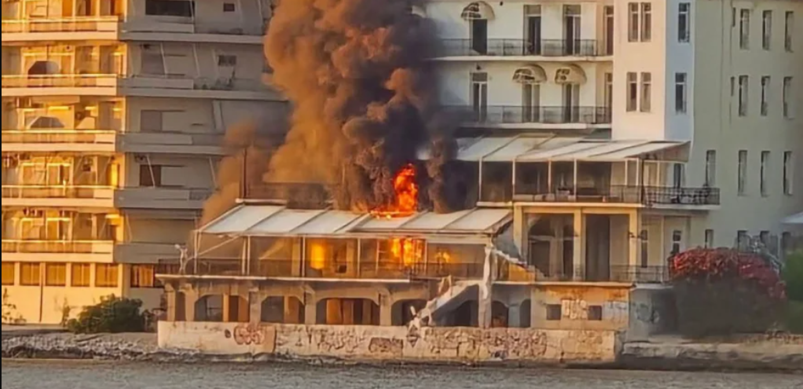 Συναγερμός στο Λουτράκι για πυρκαγιά σε εγκαταλελειμμένο ξενοδοχείο (βίντεο)
