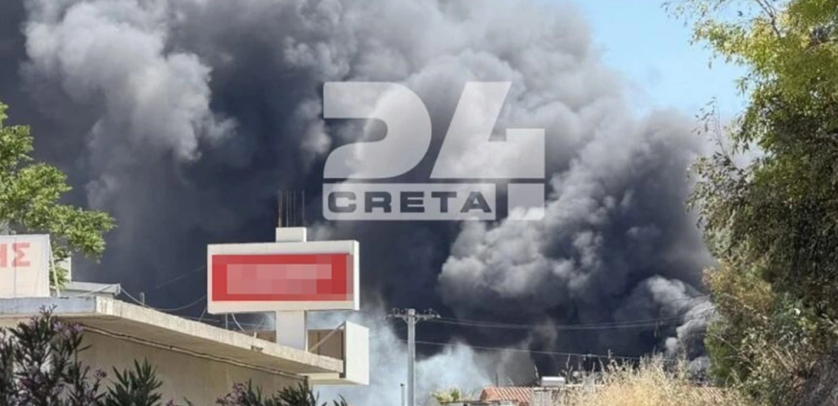 Ηράκλειο: Μεγάλη φωτιά σε εργοστάσιο - Μαύρος καπνός έχει «σκεπάσει» την περιοχή