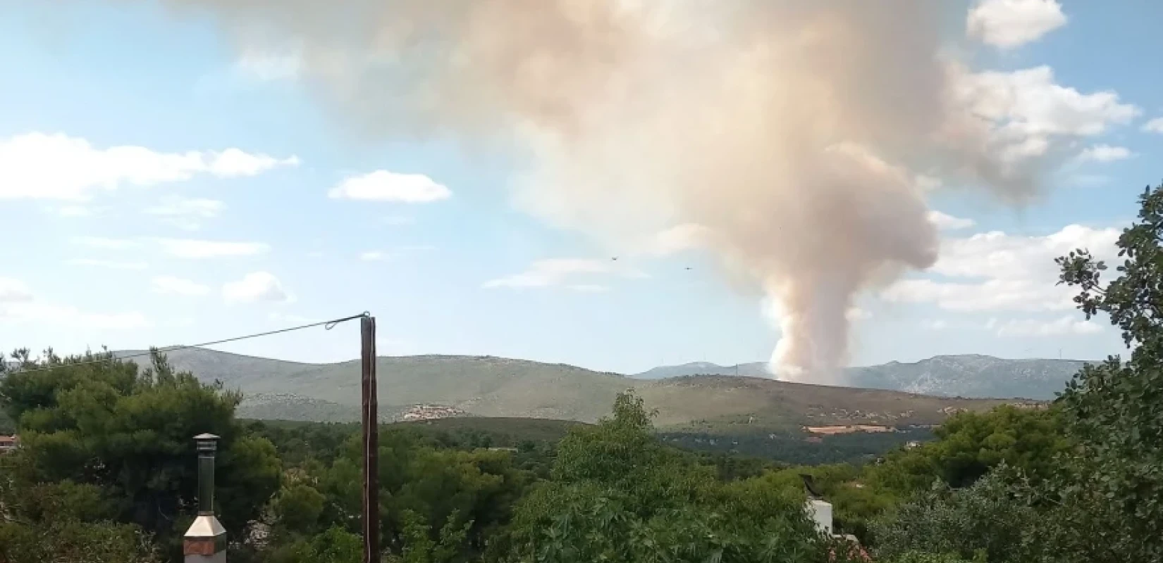 Meteo: Η φωτιά στην Οινόη δημιούργησε τον δικό της καιρό (βίντεο)