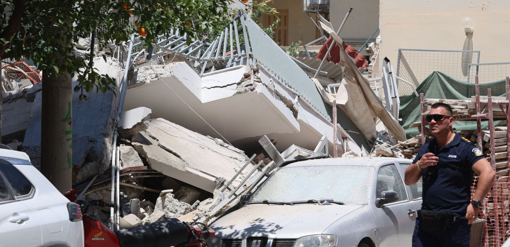 Κατάρρευση πολυκατοικίας στα Πετράλωνα: Συνεχίζεται η επιχείρηση της Πυροσβεστικής - Μαρτυρίες κατοίκων