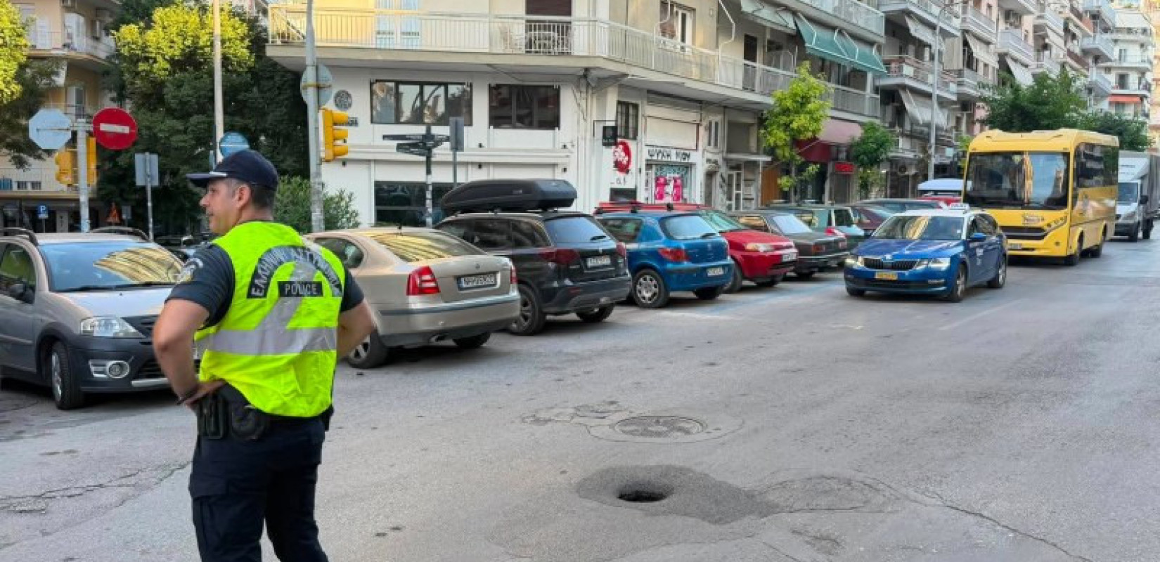 Θεσσαλονίκη: «Άνοιξε» τρύπα σε δρόμο στο κέντρο της πόλης - Στο σημείο η ΕΛΑΣ για τη ρύθμιση της κυκλοφορίας